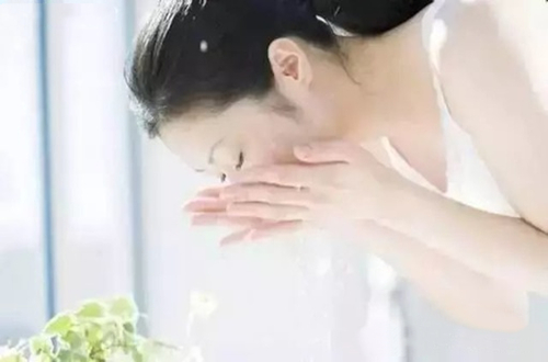 洁面乳该怎么买？什么牌子的洁面乳效果好？中国洁面乳十大品牌排行榜