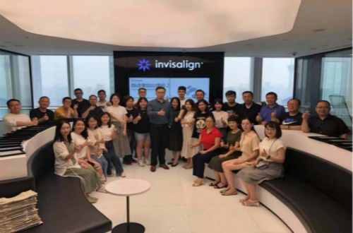 刘毅医师受邀讲授隐适美TC2课程：唯有专注才能做到极致