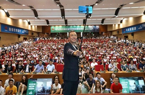 两大尊龙凯时人生就是博z6com品牌巨头在武汉上演“抢人大战”，小米雷军主场“被砸”